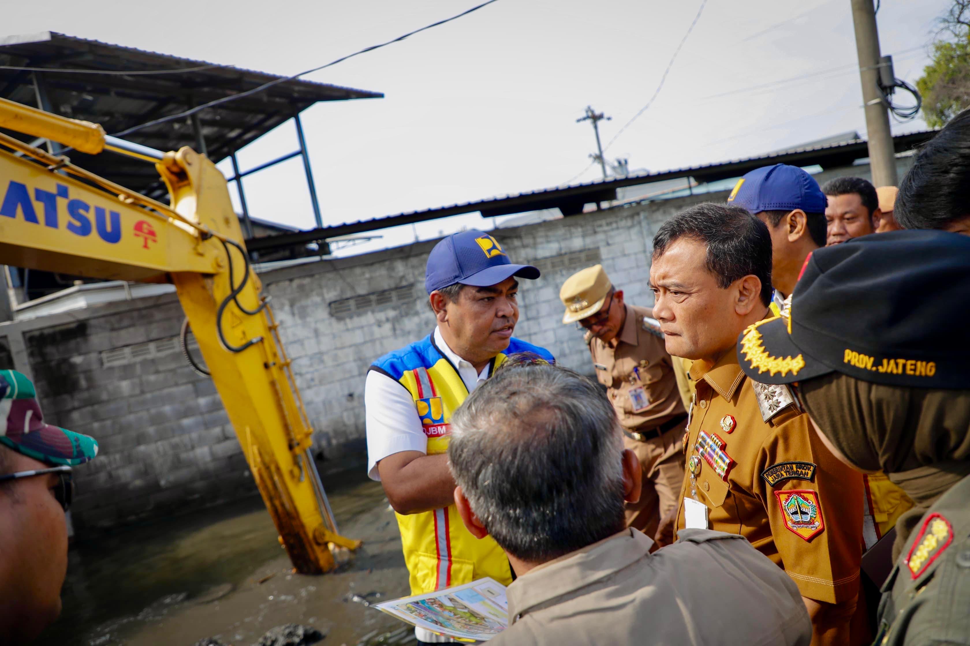 Gubernur Ahmad Luthfi ketika meninjau sodetan di Sungai Sayung, Demak, Senin (27/10/2025).