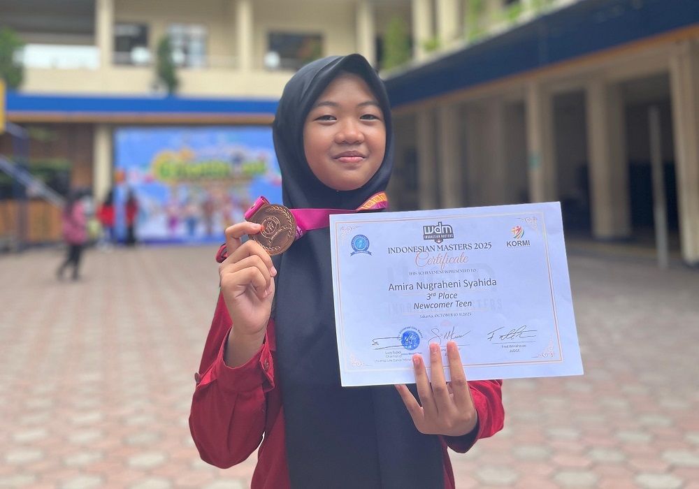 Amira Nugraheni Syahida menunjukkan medali dan sertifikat juara III.
