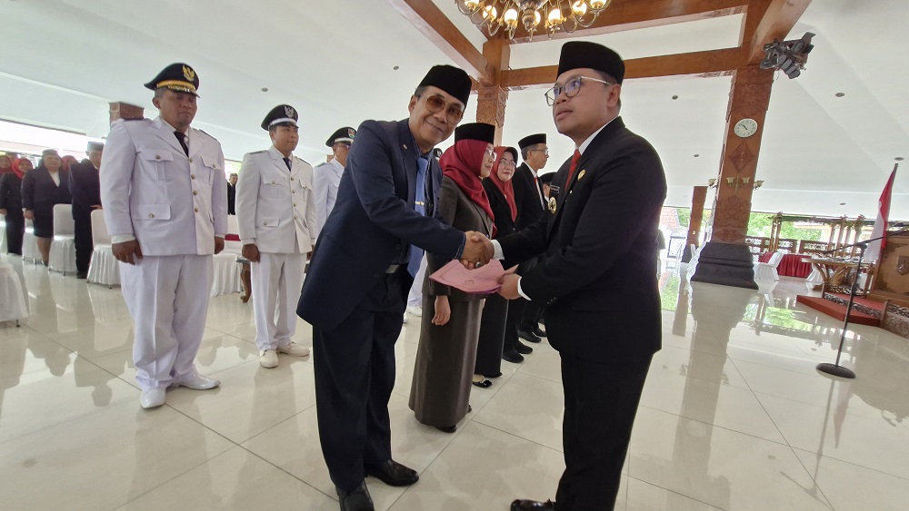 Wali Kota Magelang Damar Prasetyono memberikan ucapan selamat kepada Hamzah Kholifi yang dilantik menjadi Staf Ahli Wali Kota Bidang Kemasyarakatan dan Sumber Daya Manusia di Pendopo Pengabdian