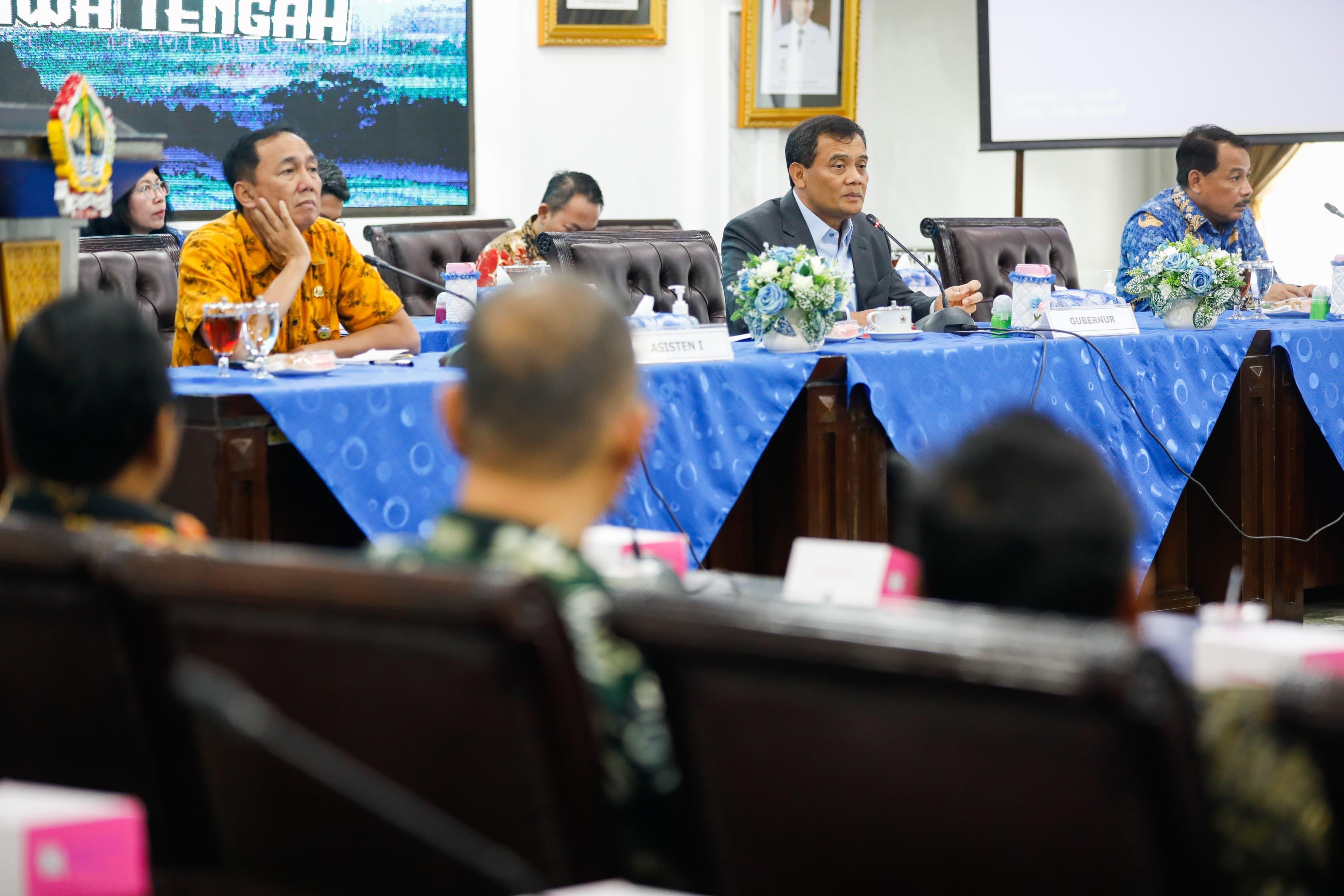 Gubernur Ahmad Luthfi mengadakan pertemuan dengan Dewan Pengupahan, Lembaga Kerja Sama, Tripartit, dan Satuan Tugas Pemutusan Hubungan Kerja Provinsi Jateng, Selasa (28/10/2025) di kantornya.