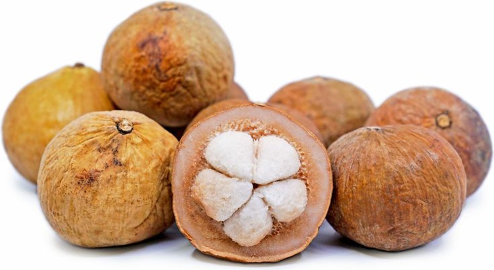 Buah kecapi berukuran kecil hingga sedang, dengan bentuk menyerupai buah manggis dan memiliki kulit yang cukup tebal.