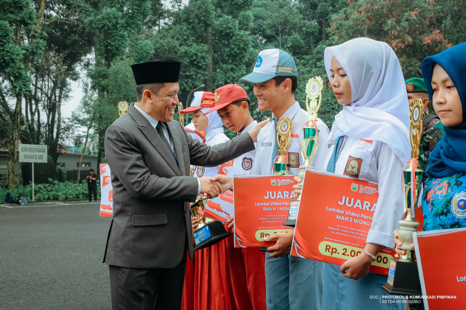 Bupati Wonosobo Afif Nurhidayat menyerahkan hadiah lomba pada siswa pada momentum upacara Sumpah Pemuda, Selasa (28/10/2025).