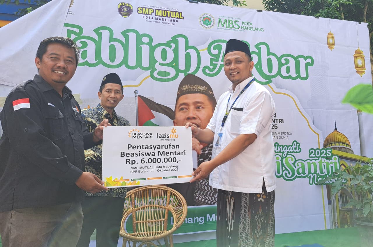 Penyerahan donasi Palestina dalam kegiatan Tabligh Akbar Hari Santri Nasional di SMP Mutual. Kasek Ahmad Haryanto (baju putih) menyerahkan secara simbolik kepada Lazismu Kota Magelang (Andi)