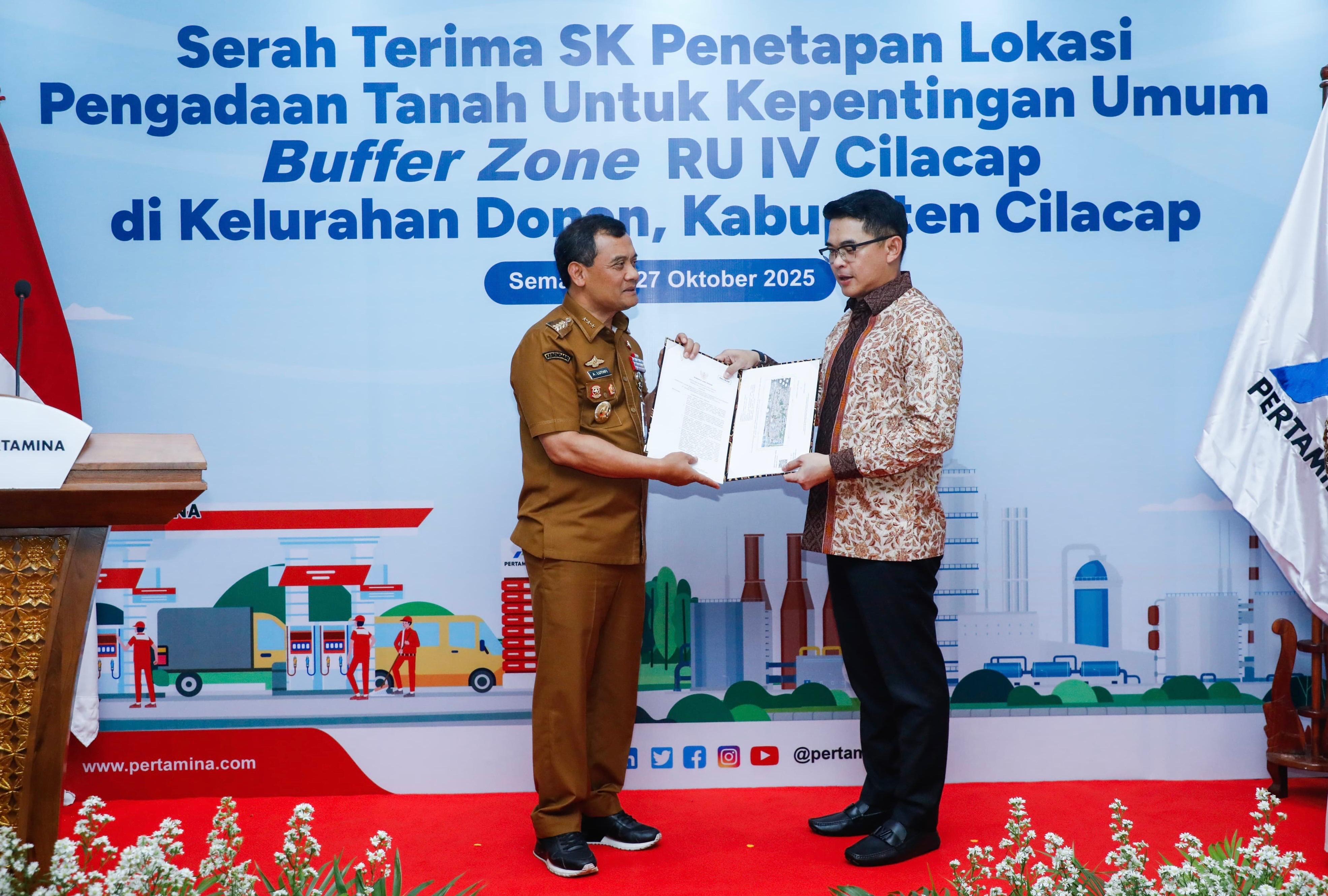 Gubernur Ahmad Luthfi menyerahkan SK mengenai penetapan lokasi pengadaan tanah untukbuffer zone kilang Pertamina kepada Direktur Penunjang Bisnis PT Pertamina Erry Sugiharto, Senin (27/10/2025).