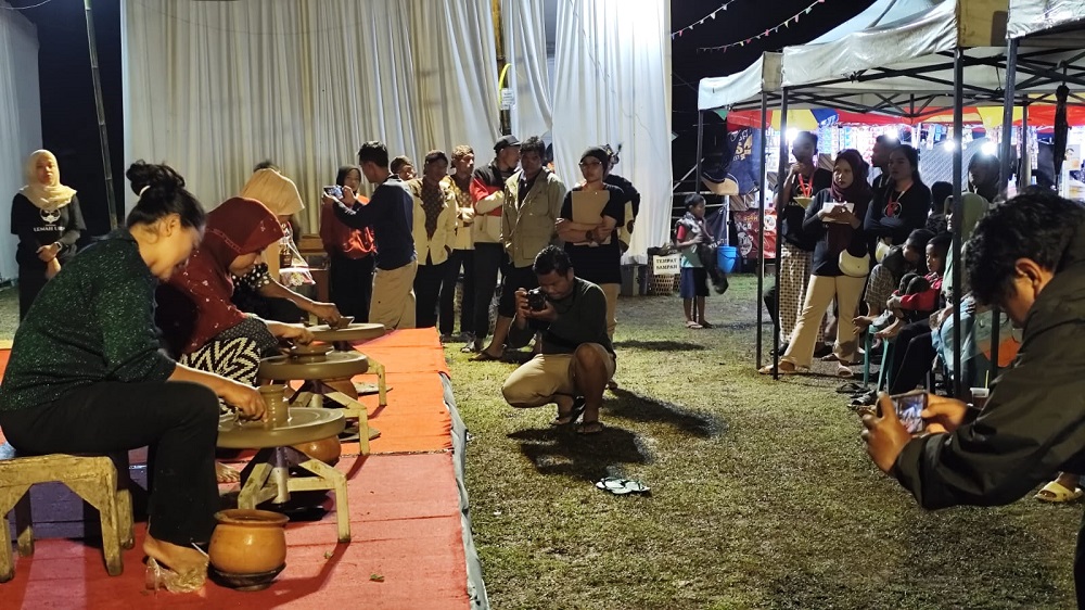 Peserta adu kreativitas membuat gerabah di acara Lemah Urip Festival 2025 di Lapangan Desa Karanganyar, Borobudur, Kabupaten Magelang, Selasa (28/10/2025) malam.
