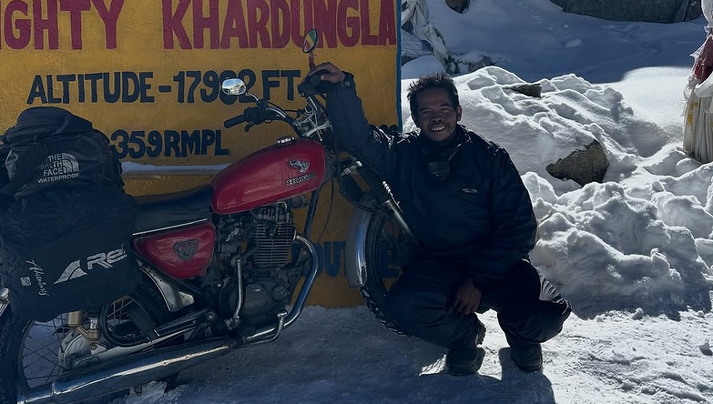 Priyo Handoko warga Tempuran, Kabupaten Magelang keliling dunia saat di pegunungan Khardung La India yang tertutup salju.