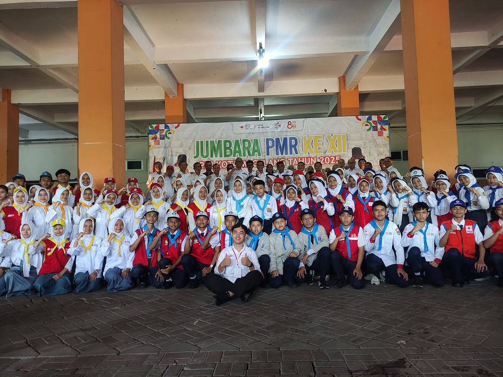 Peserta Jumpa Bhakti Gembira (Jumbara) PMR ke-XII Kota Magelang Tahun 2025 berfoto bersama usai upacara pembukaan di Basement Area Parkir Stadion Moch. Soebroto, Rabu (29/10/2025).