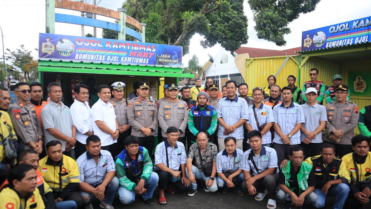 Para pengemudi ojol bersam Kapolres Wonosobo AKBP M Kasim Akbar Bantilan dan jajaran dalam peresmian Ojol Mart dan Ojol Auto, di Terminal Mendolo, Rabu (29/10/2025).
