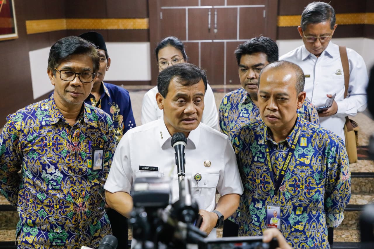 Gubernur Jawa Tengah Ahmad Luthfi memberikan keterangan kepada wartawan usai rapat koordinasi penanganan banjir, Rabu (29/10/2025).