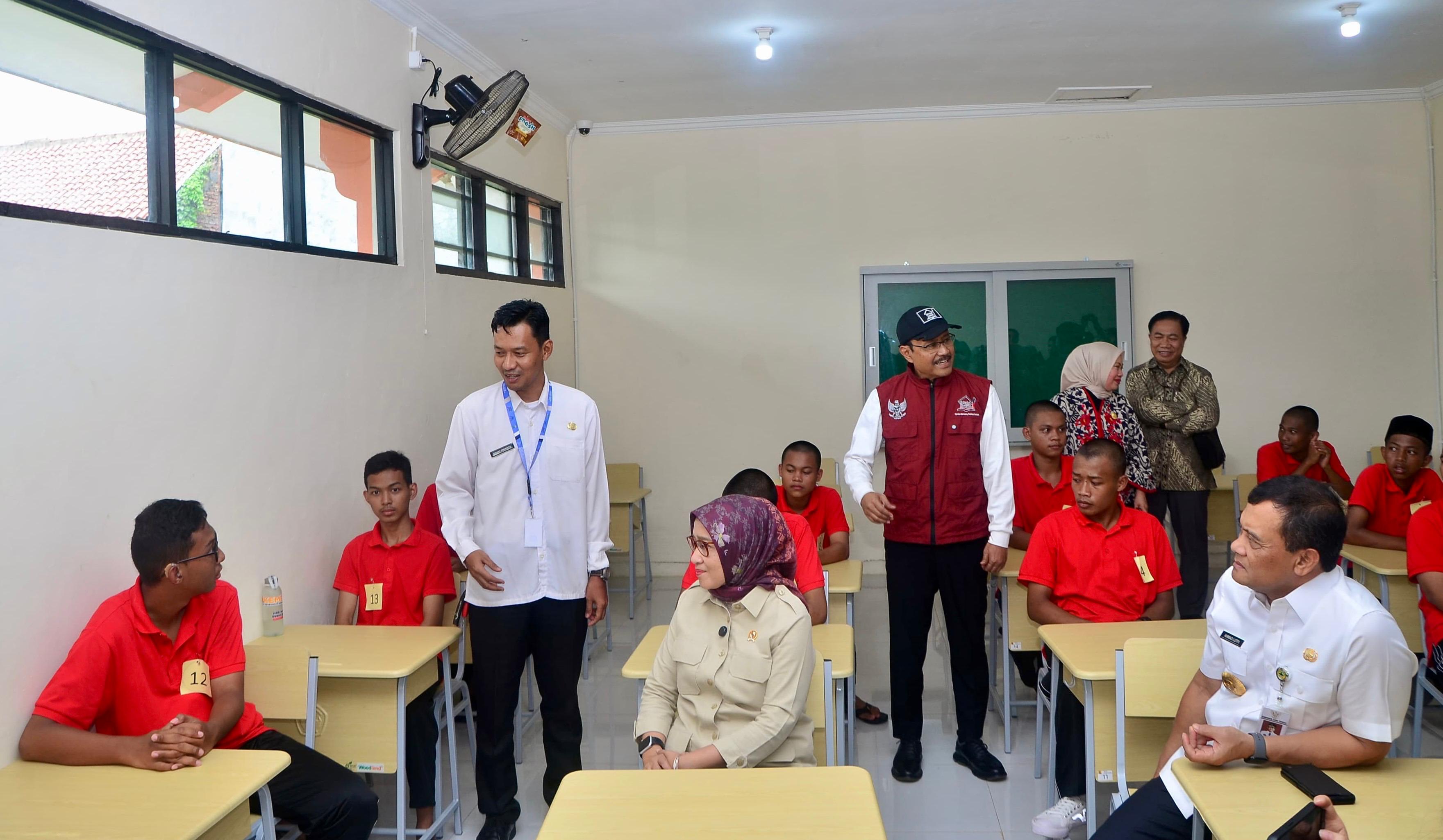 Gubernur Ahmad Luthfi mendampingi Menteri Sosial Syaifullah Yusuf dan Menteri PAN-RB Rini Widyantini meninjau SRT 45 Semarang, Rabu (29/10/2025).