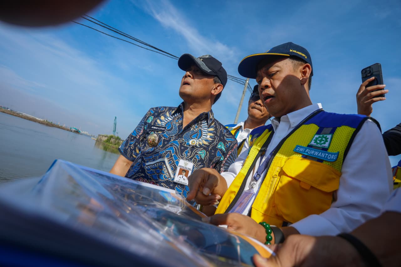 Gubernur Jawa Tengah Ahmad Luthfi meninjau kolam retensi Terboyo, Kamis (30/10/2025).