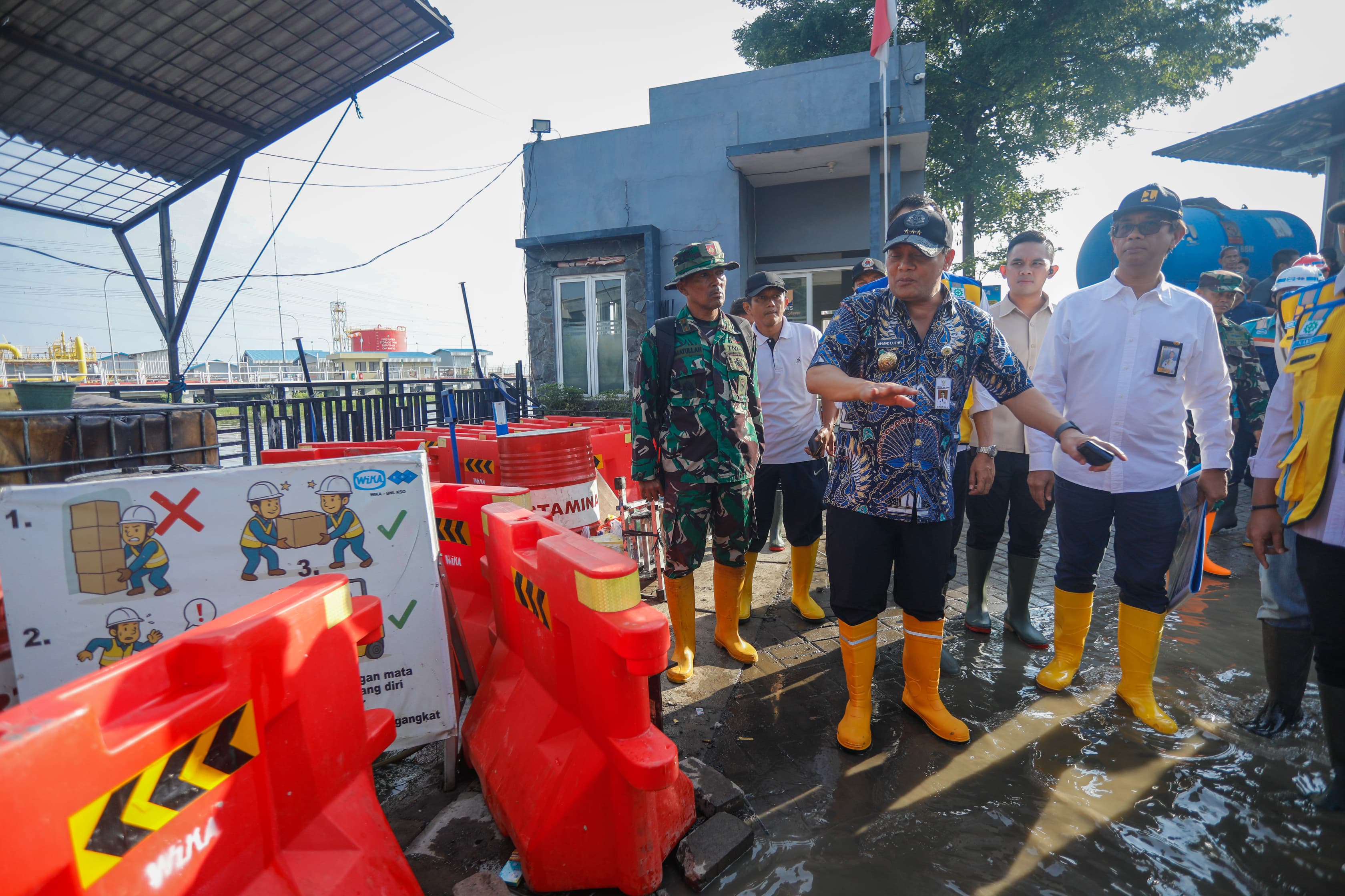 Gubernur Ahmad Luthfi ketika meninjau kolam retensi Terboyo, Kamis (30/10/2025).