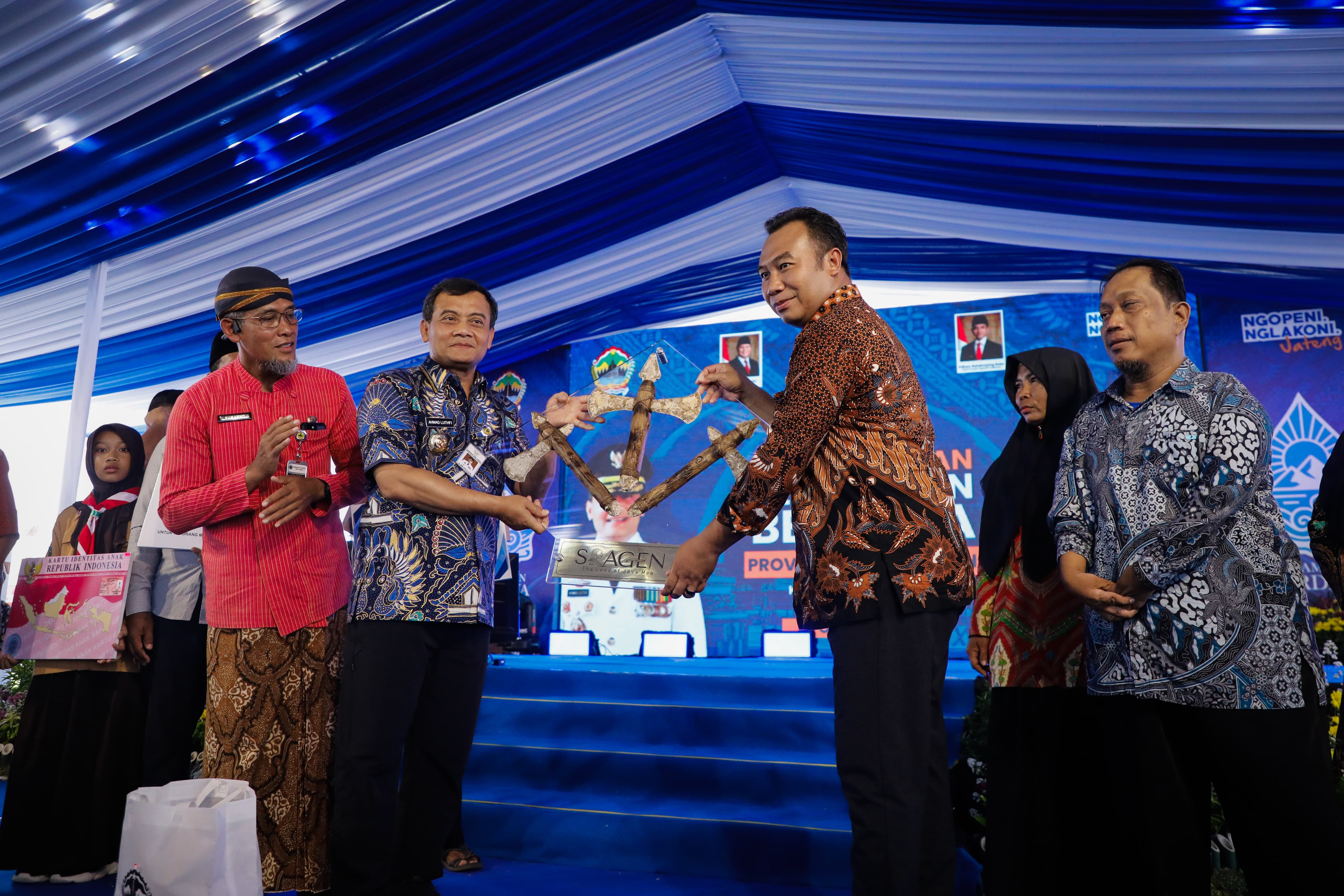 Gubernur Jawa Tengah Ahmad Luthfi bersama Bupati Sragen Sigit Pamungkas dalam peluncuran program Kecamatan Berdaya, Kamis (30/10/2025) di Sragen.