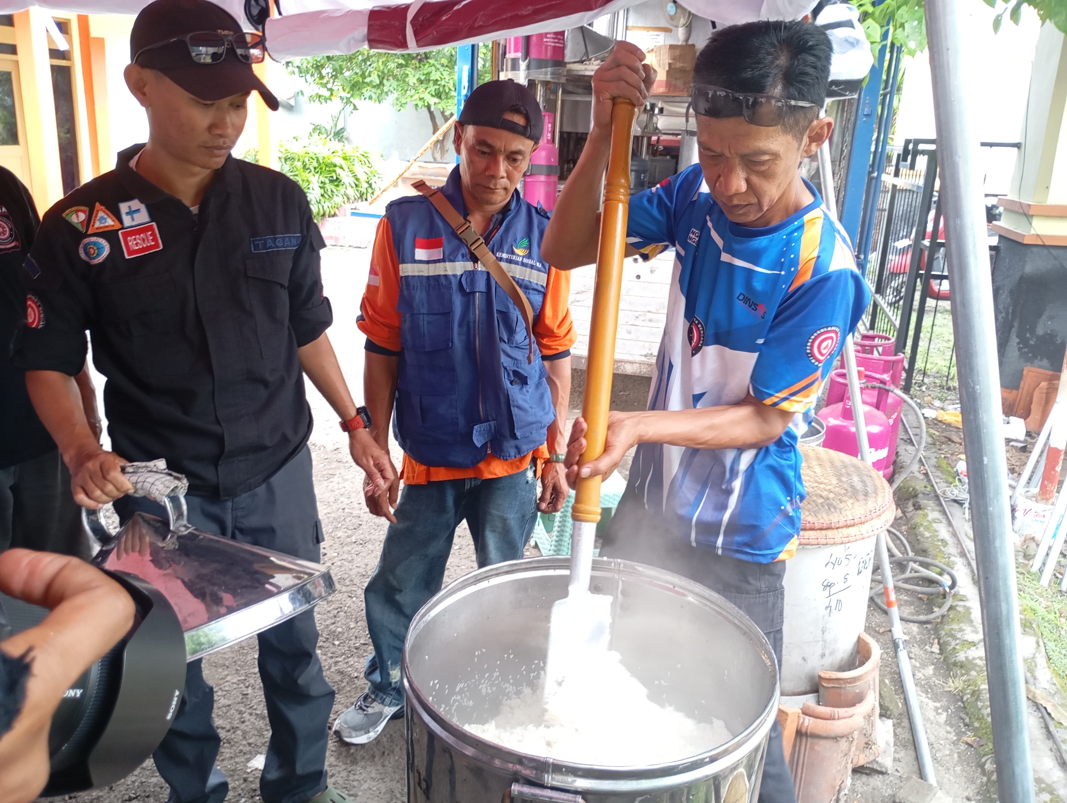 Suasana di dapur umum yang didirikan Dinas Sosial Provinsi Jawa Tengah untuk melayani warga yang terdampak banjir di Semarang.
