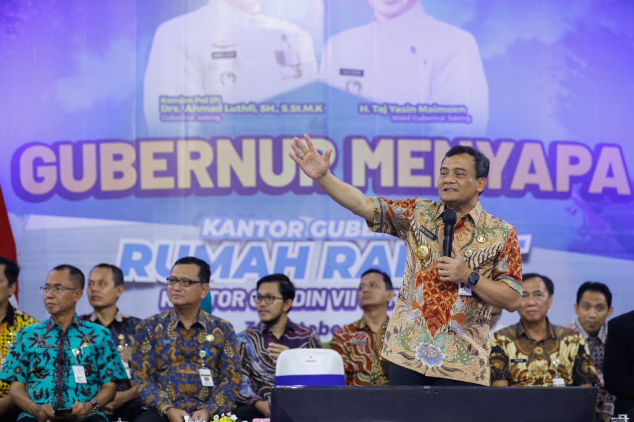 Gubernur Jawa Tengah Ahmad Luthfi ketika meresmikan program Rumah Rakyat dan Aplikasi Super Apps Jateng Ngopeni Nglakoni di Kantor Cabang Dinas Pendidikan VII di Solo, Kamis (30/10/2025).