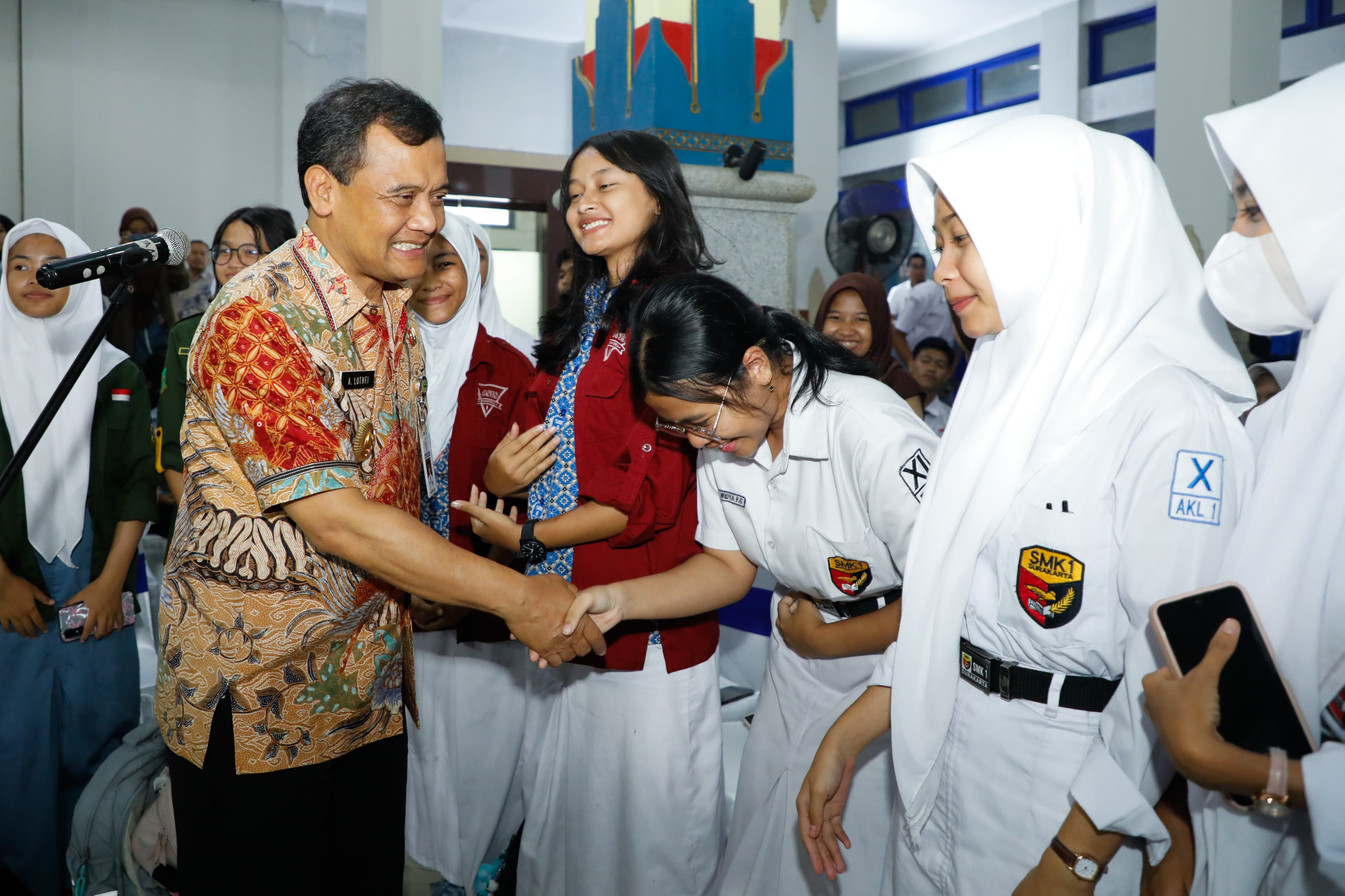 Gubernur Ahmad Luthfi menyalami anak- anak di acara Gubernur Menyapa  di Kantor Cabang Dinas Pendidikan VII Surakarta, Kamis (30/10/2025).