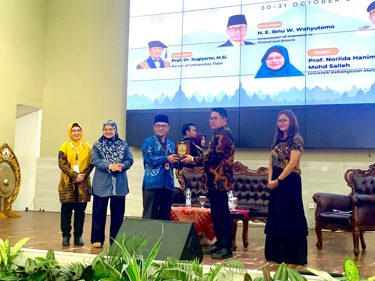Penyerahan plakat penghargaan dari Rektor Universitas Tidar Prof. Dr. Sugiyarto, M. Si., kepada Wali Kota Magelang H. Damar Prasetyono sebagai pembicara dalam TICEMBA 2025 di Universitas Tidar