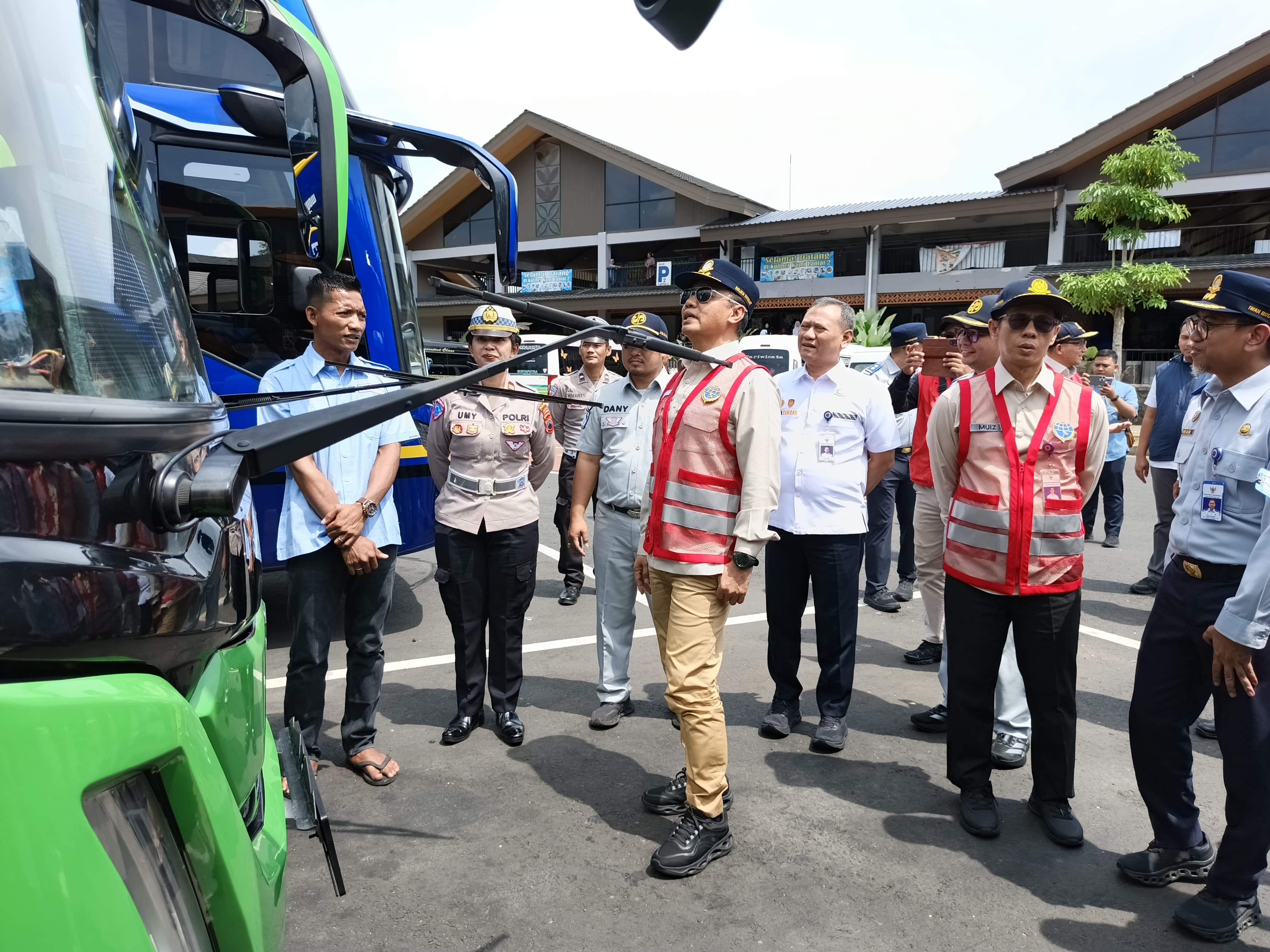 Dirjen Perhubungan Darat Irjen Pol Aan Suhanan memimpin langsung ramp check bus pariwisata di Taman Wisata Borobudur, Kabupaten Magelang, Jumat (31/10/2025).  &nbsp;