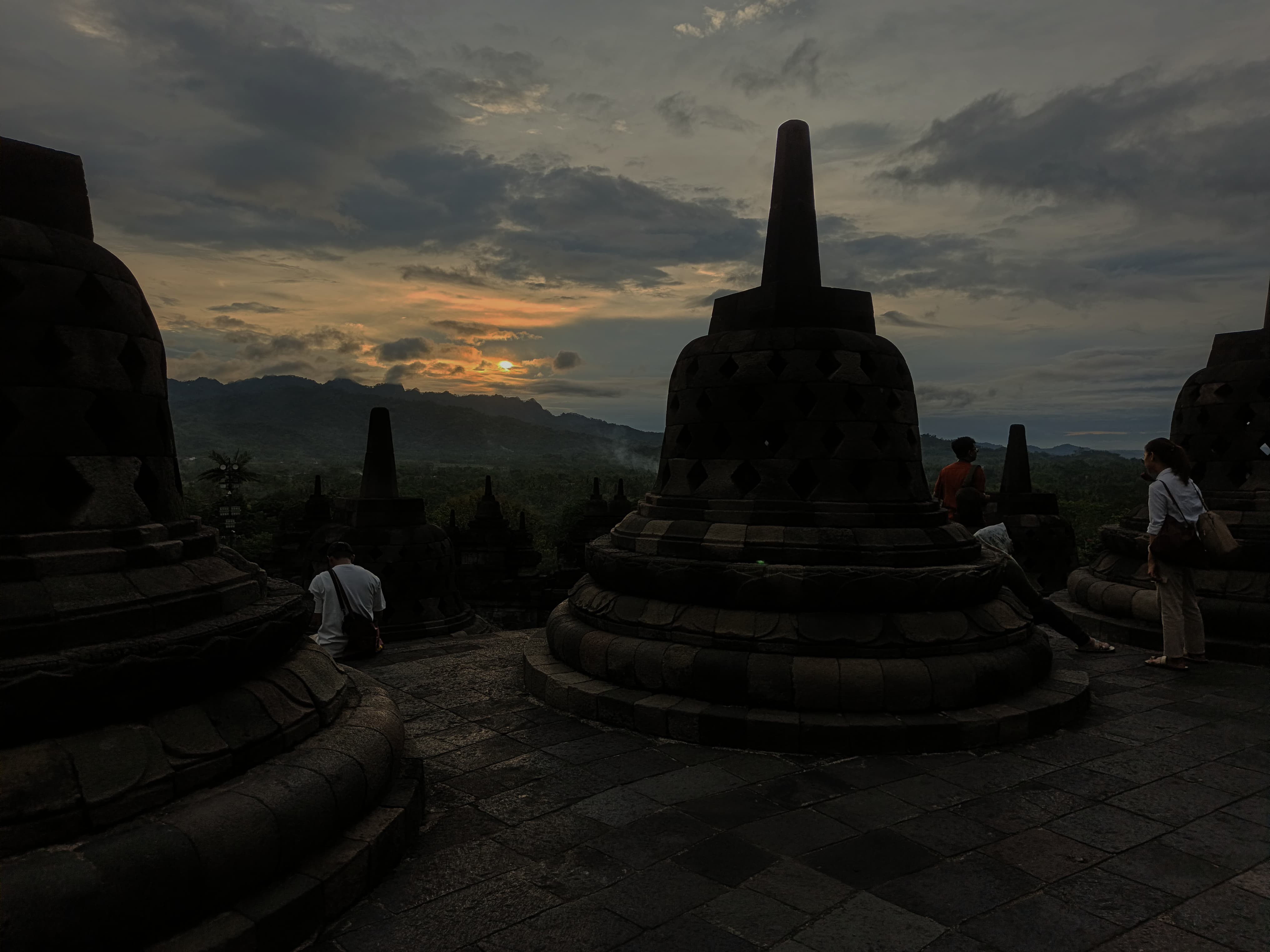 Wisatawan sedang menikmati dan mengabadikan Sunset dari Candi Borobudur Kabupaten Magelang.