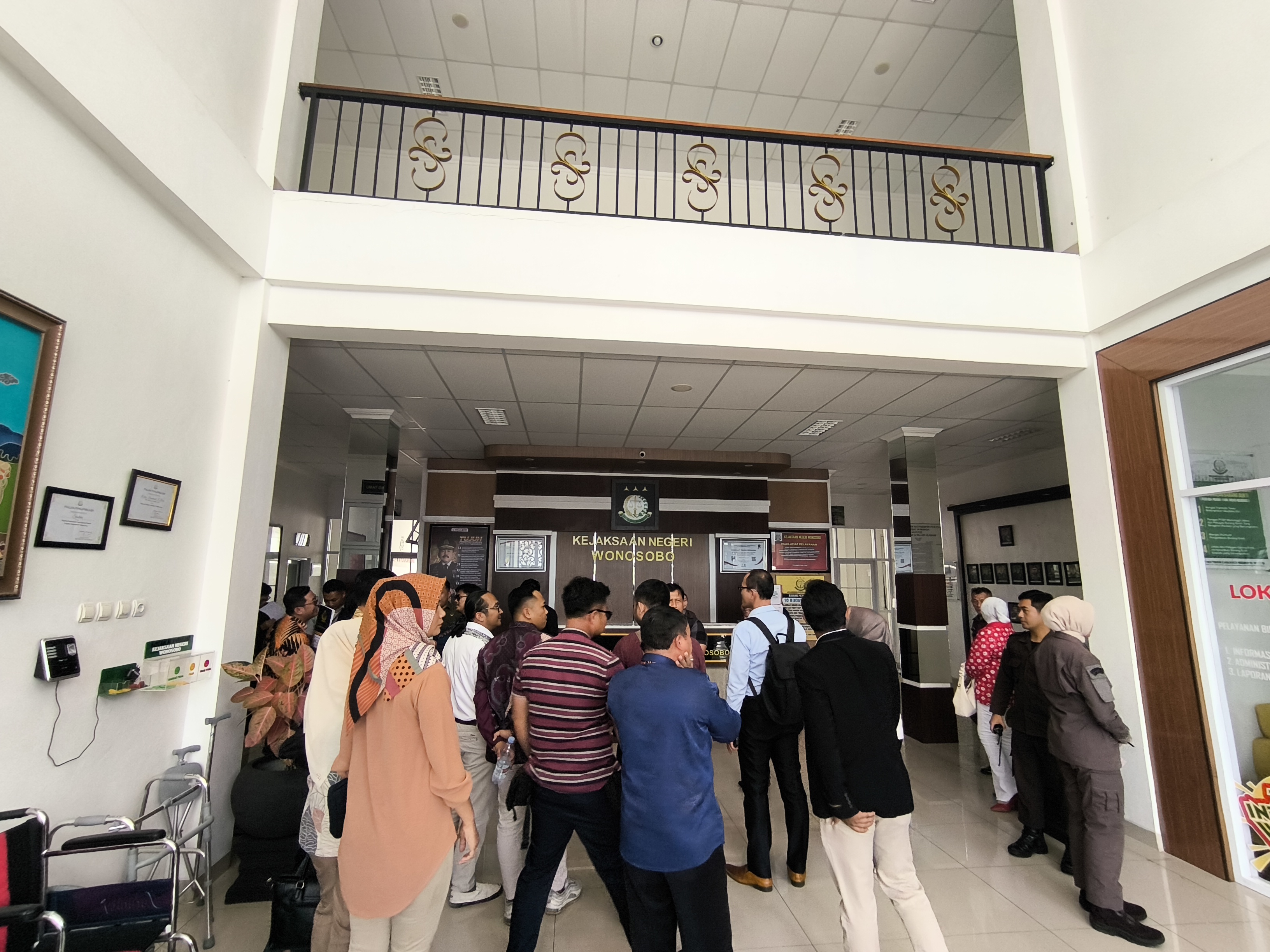 Puluhan advokat mendatangi kantor Kejari Wonosobo, Kamis (31/10/2025).