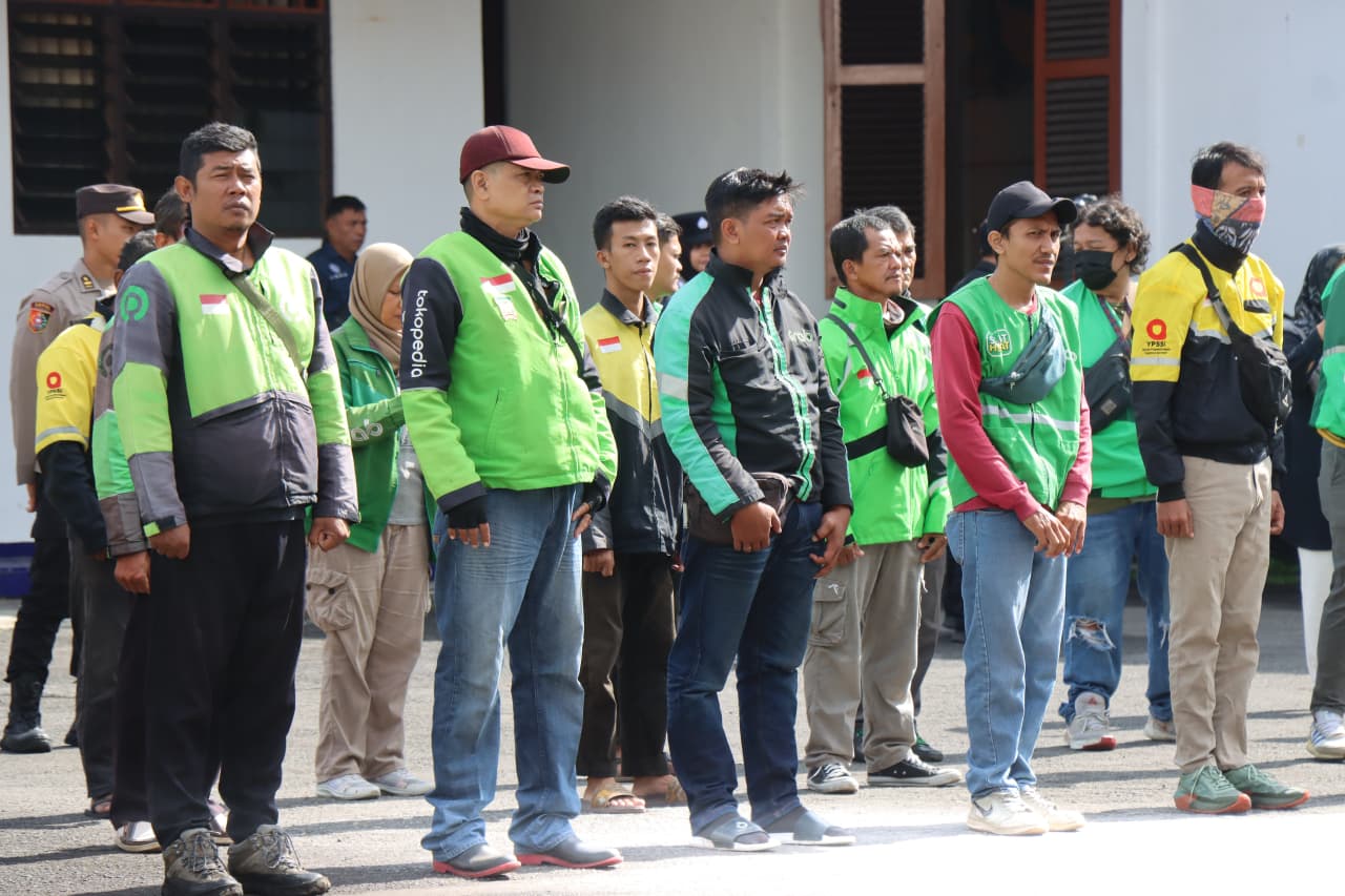 Polres Magelang Kota gelar apel kamtibmas bersama pengemudi ojek online (ojol) di halaman Mapolres Magelang Kota, Rabu (29/10/2025).