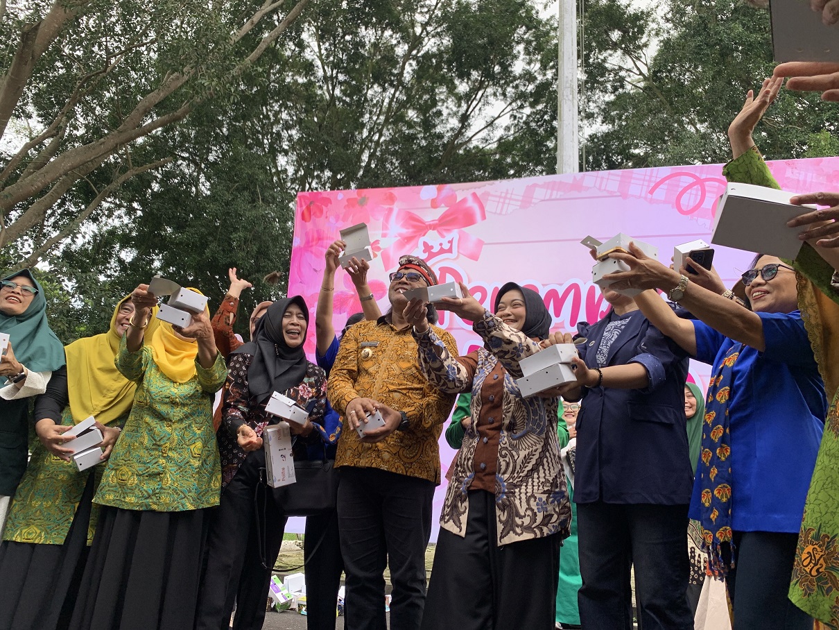 Pelepasan burung sebagai simbolis deklarasi perempuan berdaya di Kabupaten Temanggung, Kamis (30/10/2025).