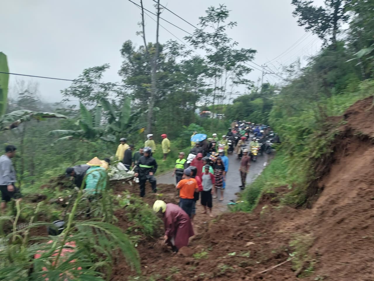 Relawan saat melakukan pembersihan material longsor di sejumlah titik di Kecamatan Watumalang.