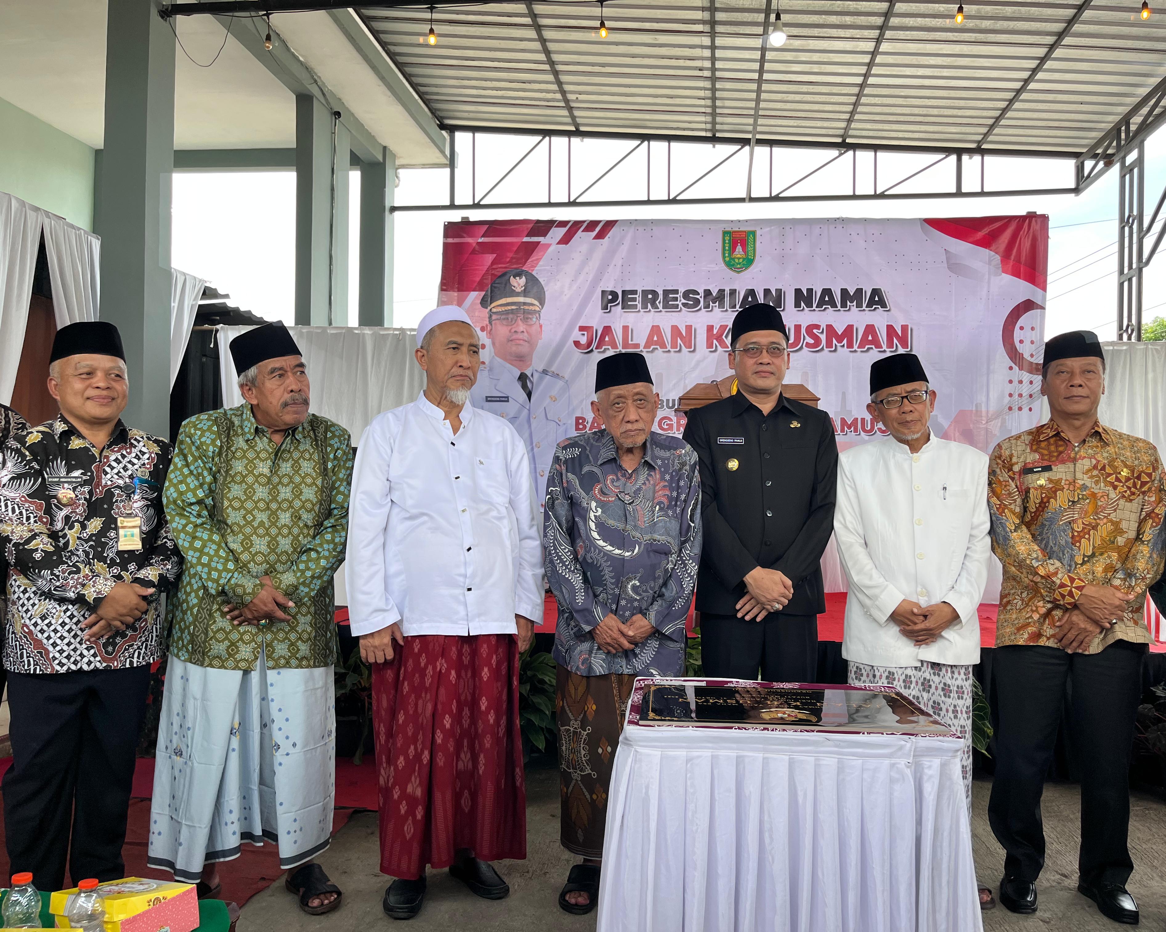 Bupati Magelang Grengseng Pamuji, Wabup Sahid, forkompimda dan para ulama saat meresmikan nama jalan di Balai Desa Dawung, Tegalrejo.