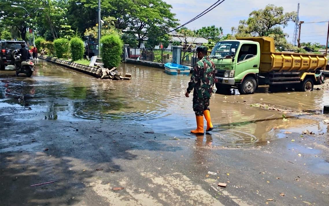 Genangan air di kawasan Kaligawe mulai menyusut setelah upaya berbagai cara dilakukan. Salah satunya menyedot air.