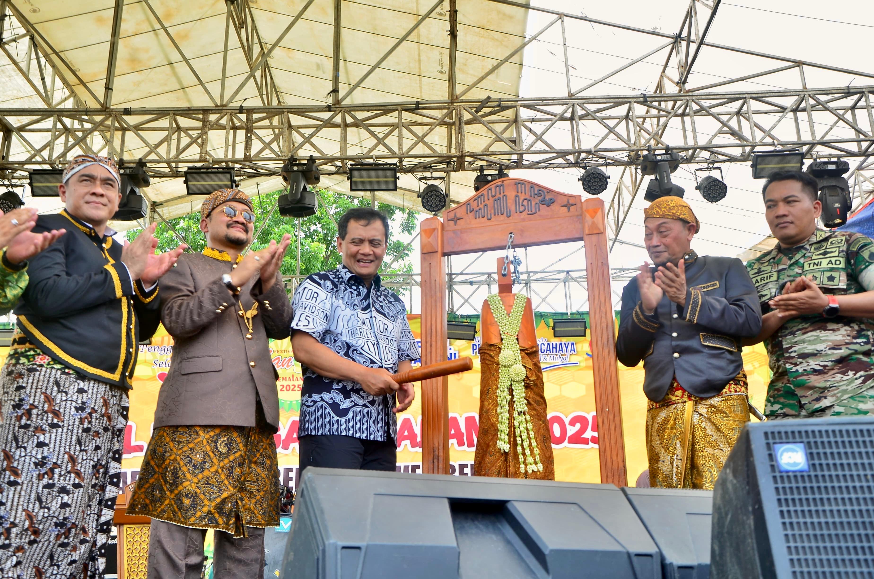 Gubernur Jawa Tengah Ahmad Luthfi membuka Festival Mangga Pemalang,Sabtu (1/11/2025) di Desa Penggarit, Kecamatan Taman, Pemalang.