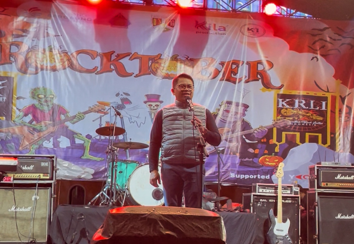 Damar Prasetyono, Wali Kota Magelang, menyampaikan sambutan sekaligus dukungan pemerintah kota untuk kegiatan kreatif mahasiswa di Taman Kyai Langgeng, Jumat (31/10/2025)