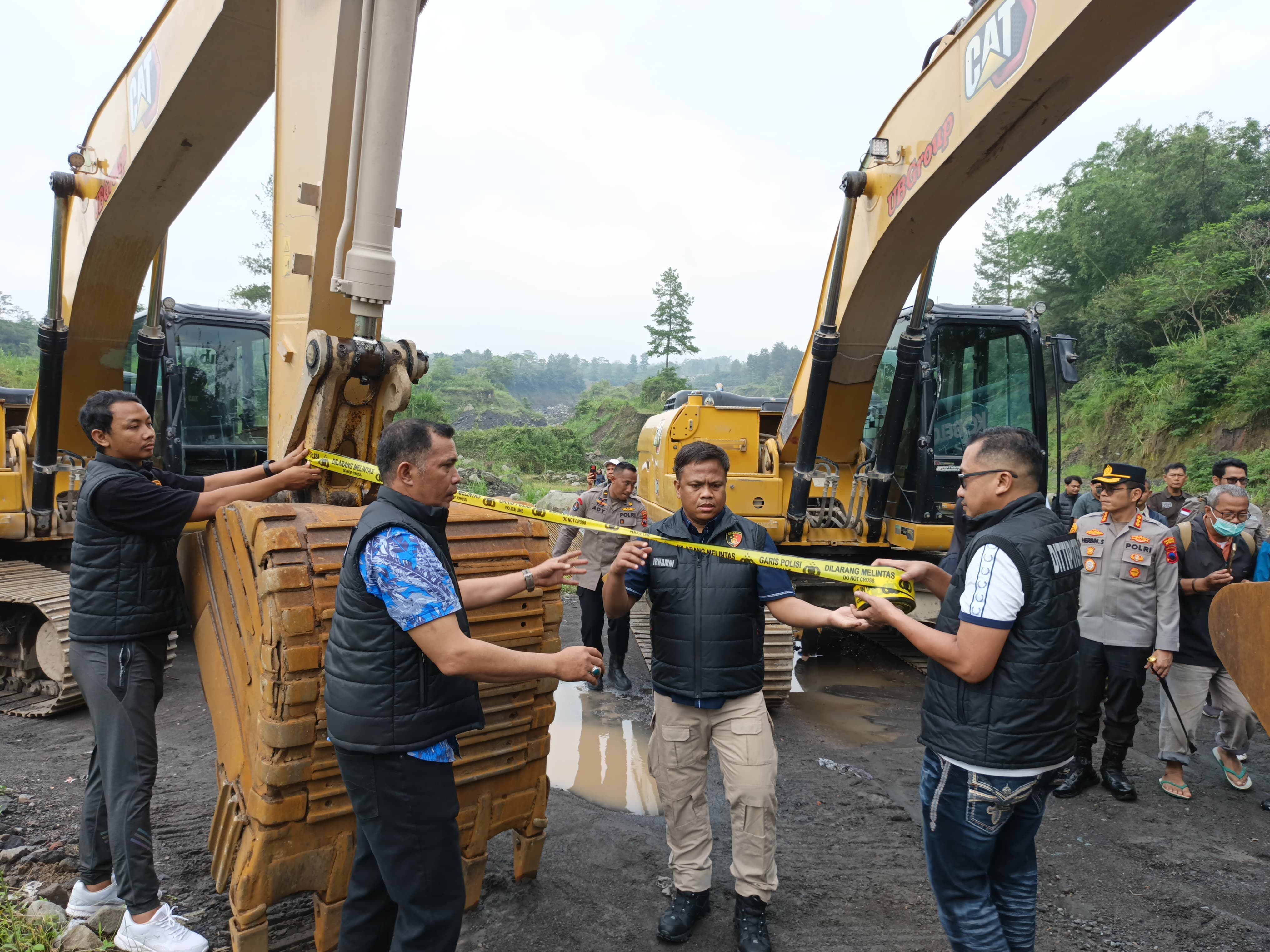 Caption foto: Tim Bareskrim Mabes Polri dipimipin langsung Brigjen Pol Moh Irhamni, Direktur Tindak Pidana Tertentu (Dirtipidter) tutup lokasi penambangan ilegal di Srumbung, Magelang.