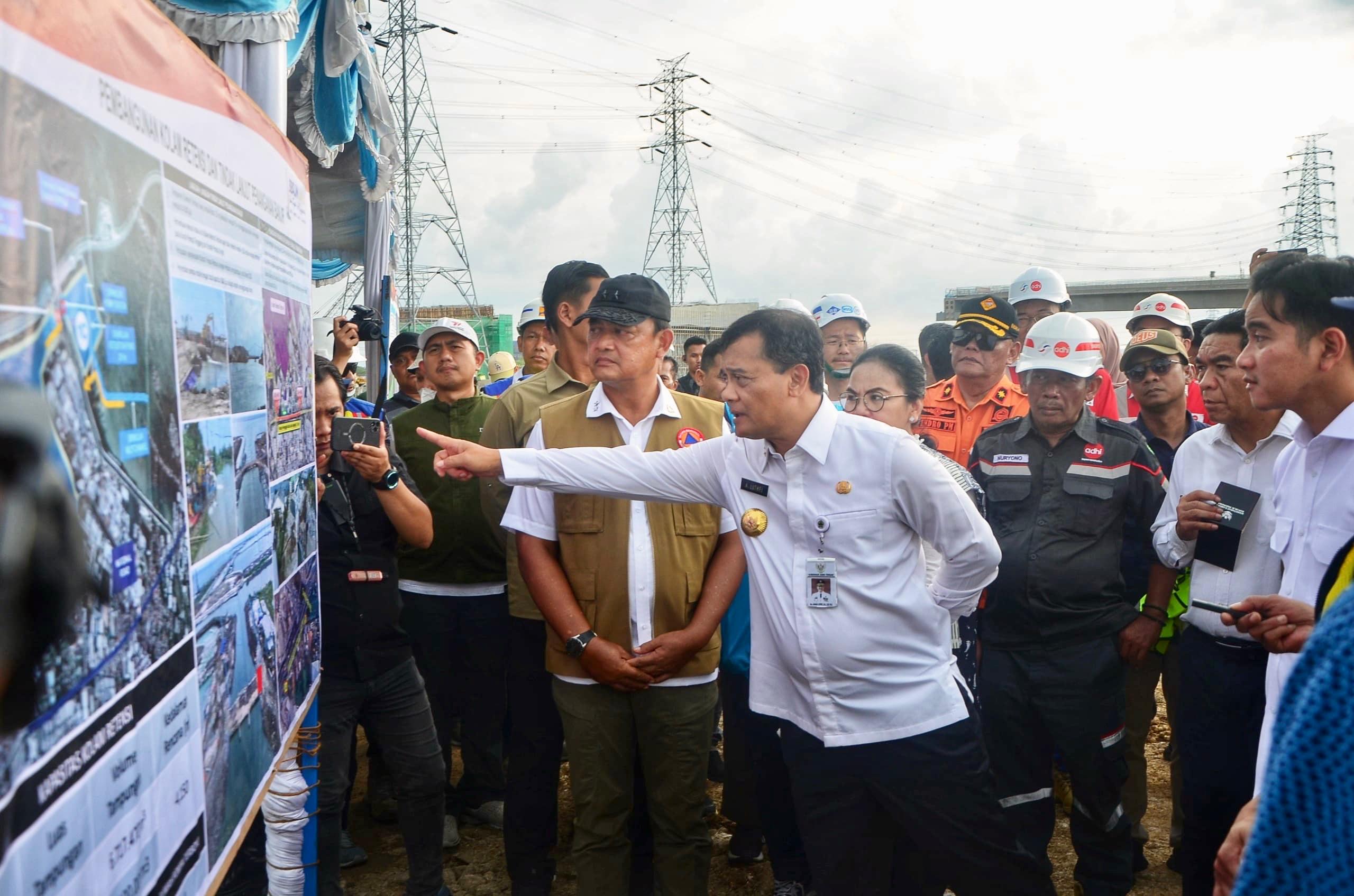 Gubernur Ahmad Luthfi mendampingi Wapres Gibran Rakabuming Raka meninjau kolam retensi Terboyo, Minggu (2/11/2025).