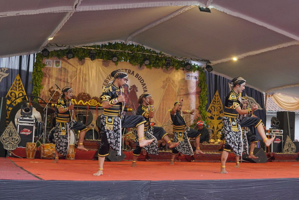 Penampilan kelompok kesenian di ajang Gebyar Metra Budaya 4 kolaborasi Festival Gaboet dengan FK Metra di Dusun Brengkel 1 Desa/Kecamatan Salaman Kabupaten Magelang, Sabtu (1/11/2025).