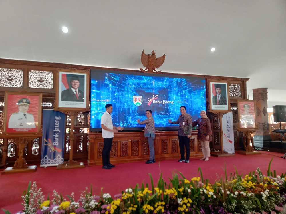 Ketua DPRD Kota Magelang, Wali Kota Magelang, Direktur Utama BPD Bank Jateng dan Deputi Perwakilan BI Jateng meluncurkan penggunaan Kartu Kredit Pemerintah Daerah (KKPD), Jumat lalu.&nbsp;