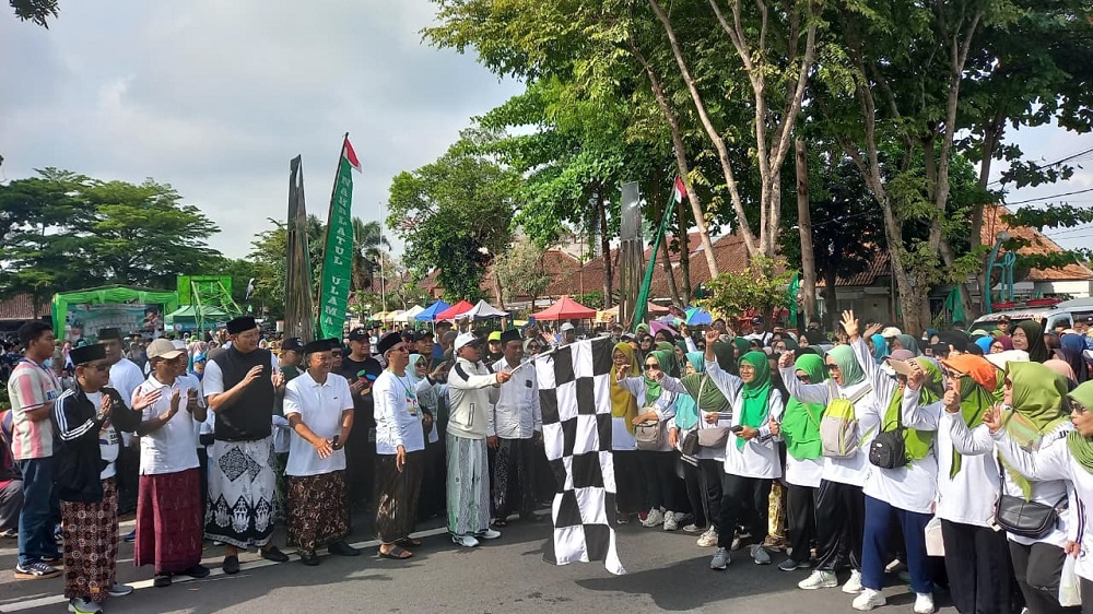 Wali Kota Magelang bersama Wakil Wali Kota Magelang melepas peserta Jalan Sehat Sarungan (JJS) di Lapangan Kwarasan, Kota Magelang, Minggu (2/11/2025).