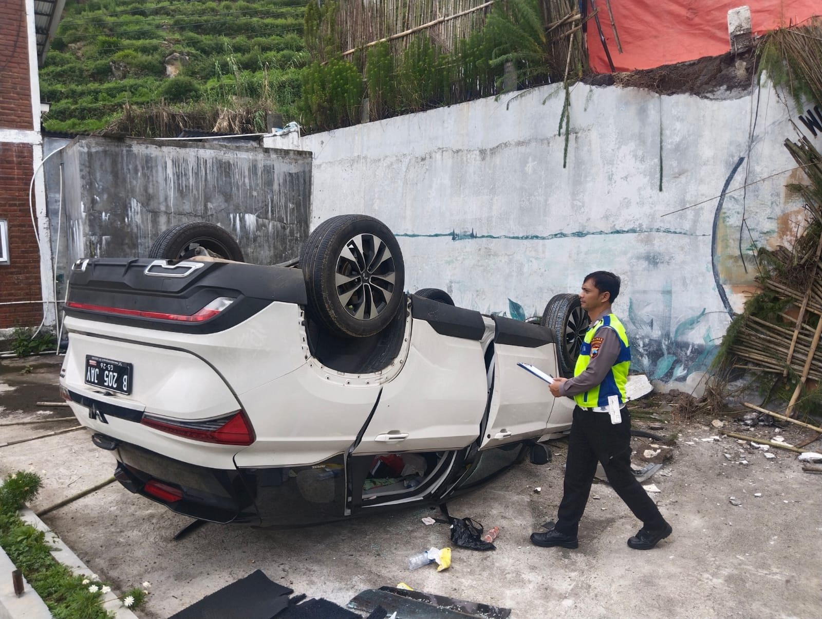 Mobil pengunjung wisata Watu Angkruk Dieng mengalami kecelakaan tunggal akibat salah injak gas.