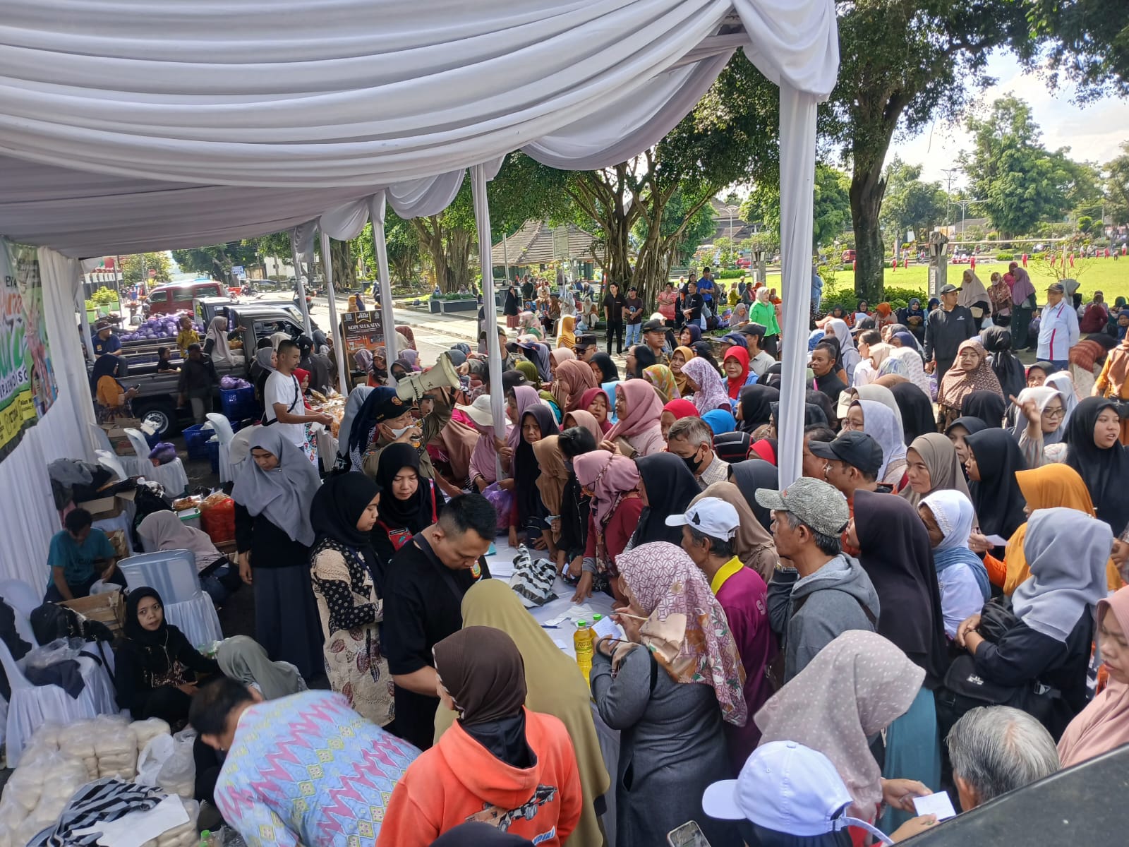 Warga Wonosobo menyerbu Gerakan Pangan Murah dan Sedekah Sayur yang diadakan Dispaperkan dan kelompok tani, Kamis (30/10/2025).