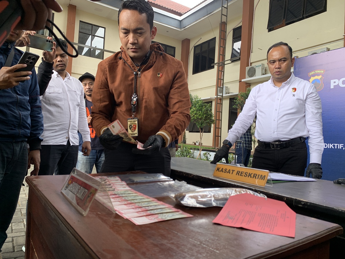 Kasatreskrim  AKP Didik Tri Wibowo menunjukkan uang palsu yang disimpan oleh tersangka HMS.