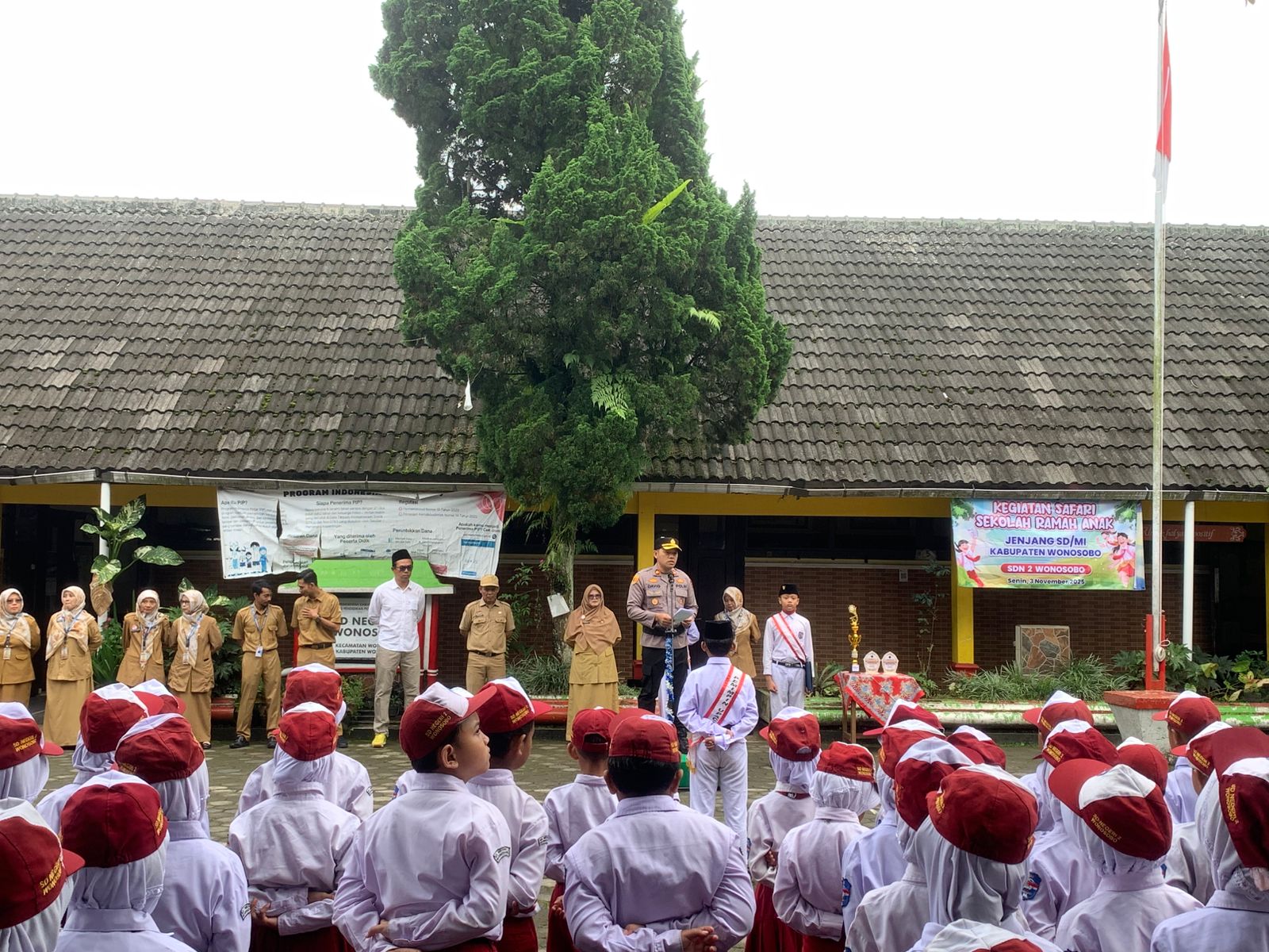 Wakapolres Wonosobo Kompol Agustinus David Putraningtyas menjadi pembina upacara di SDN 2 Wonosobo, Senin (3/11/2025).