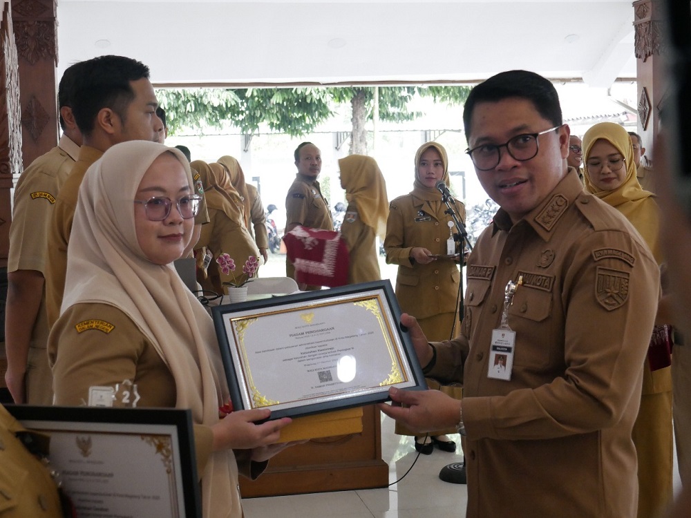 Wali Kota Magelang Damar Prasetyono menyerahkan penghargaan Disdukcapil bagi instansi kelurahan, fasilitas kesehatan, dan lembaga pendidikan atas pelayanan adminduk yang dinilai baik, Senin (3/11/2025