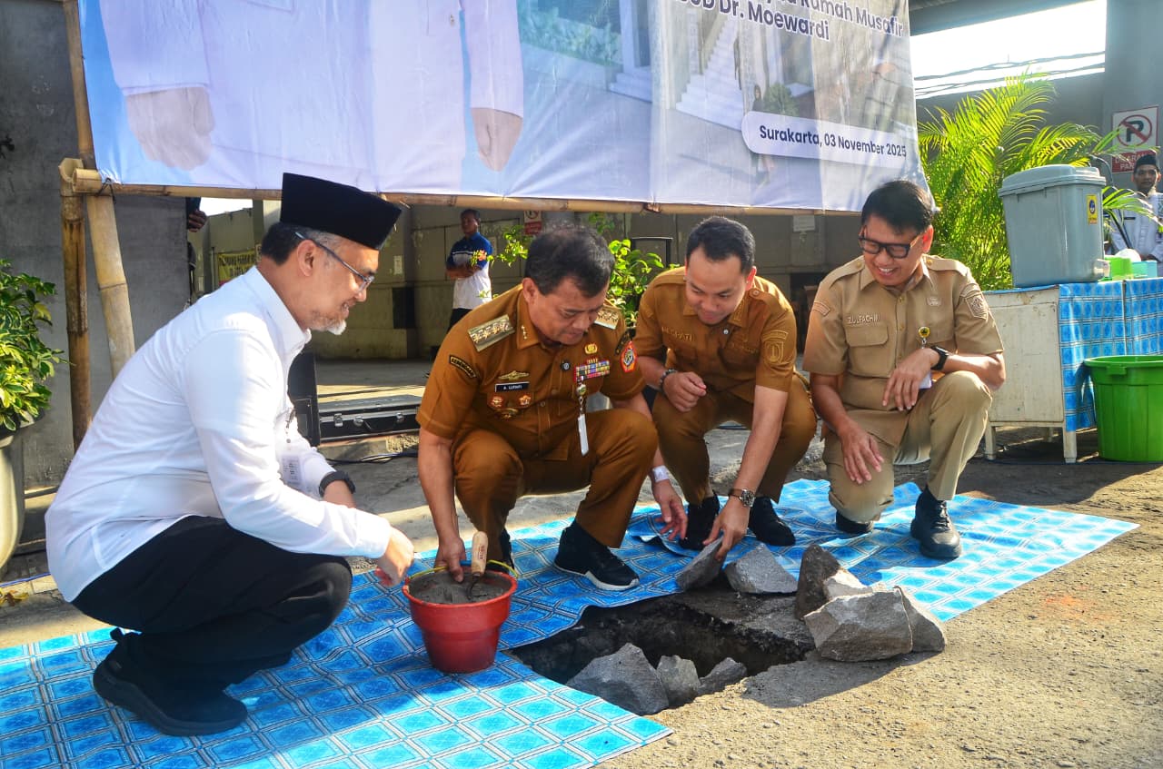 Gubernur Jawa Tengah Ahmad Luthfi meletakkan batu pertama pembangunan Masjid Asy Syifa RSUD Dokter Moewardi Solo, Senin (3/11/2025).