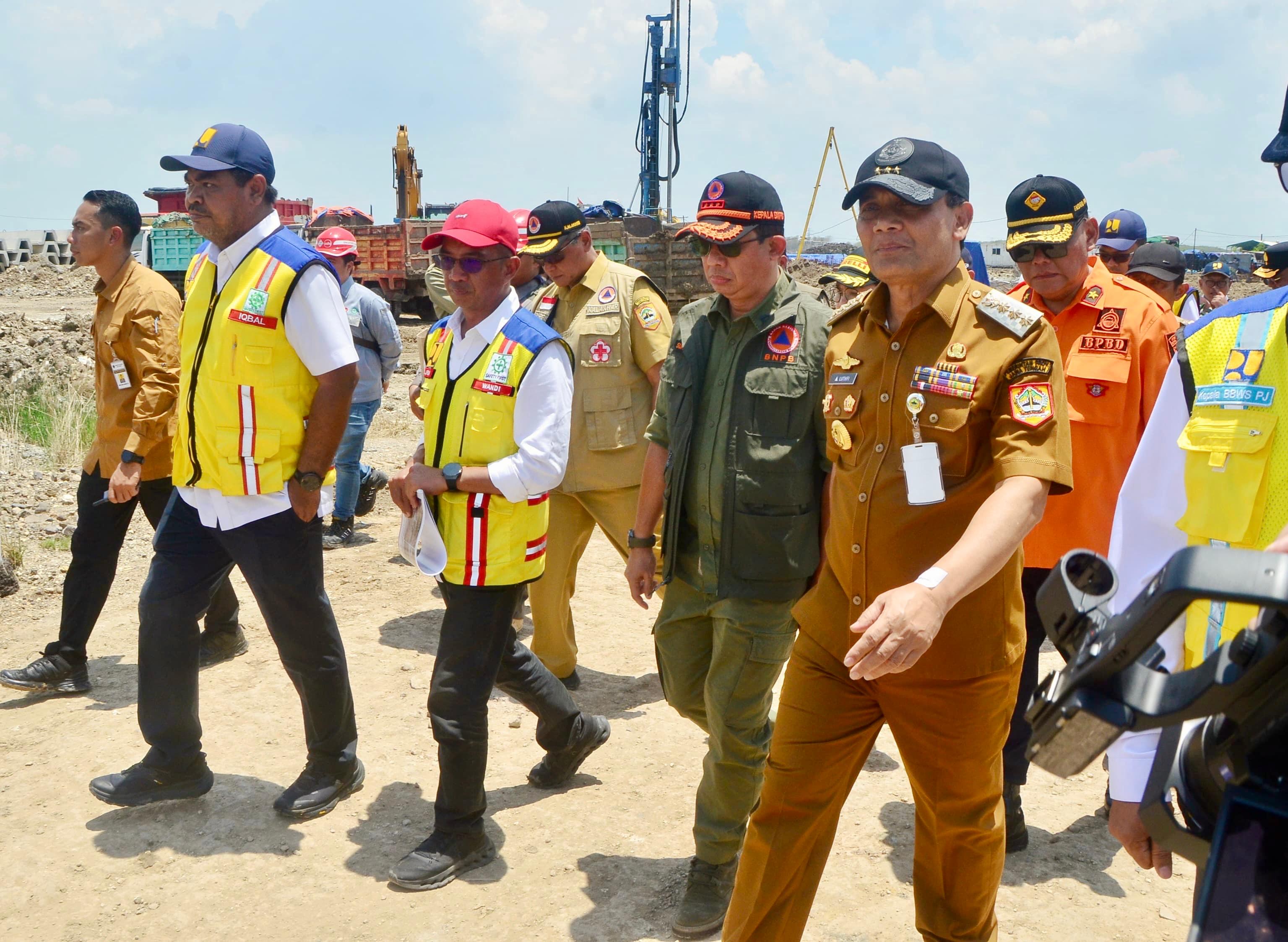 Gubernur Jateng Ahmad Luthfi bersama Kepala BNPB Suharyanto meninjau kolam retensi Terboyo dan rumah pompa Sringin, Senin (3/11/2025).
