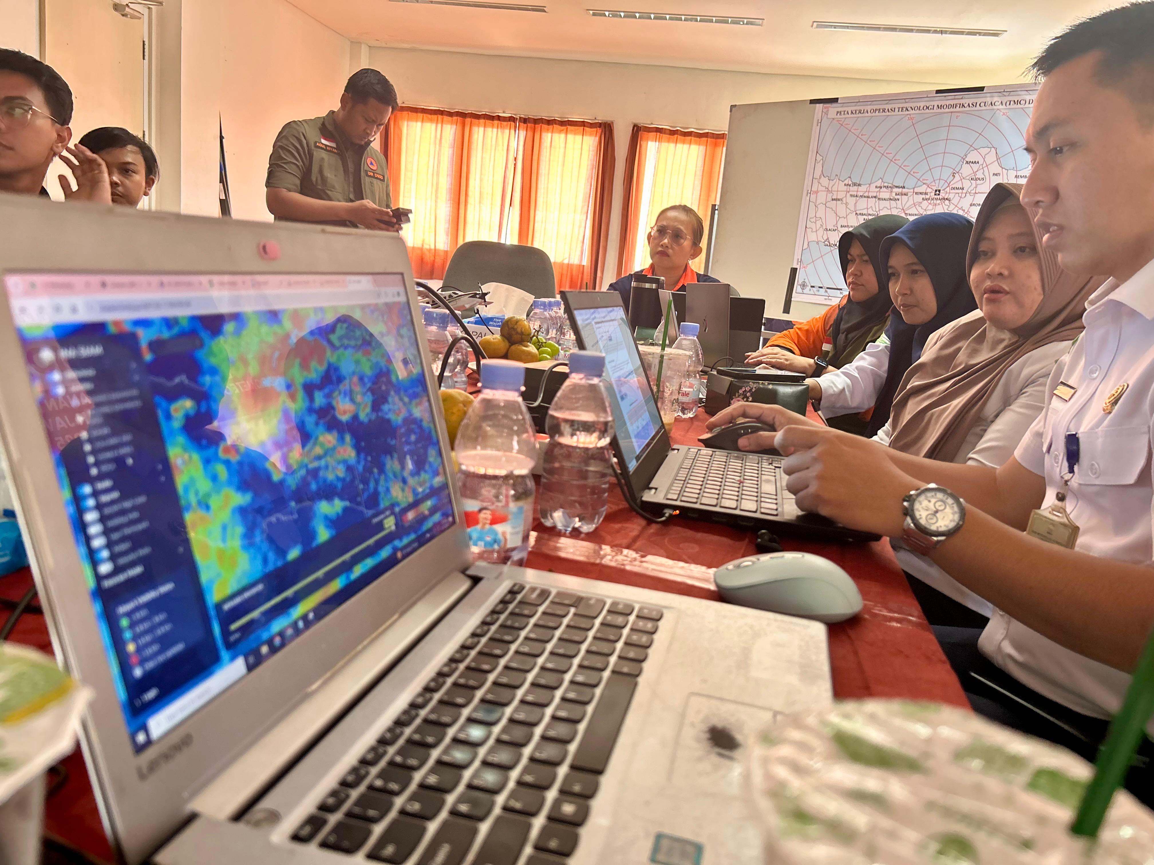Petugas BNPB bekerja keras memodifikasi cuaca untuk mengatasi banjir di Semarang dan Demak.
