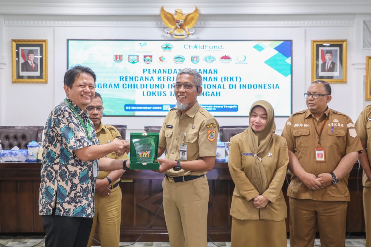 Sekda Sumarno saat mengadakan kerja sama dengan ChildFund International di  kompleks kantor gubernur, Senin (3/11/2025).