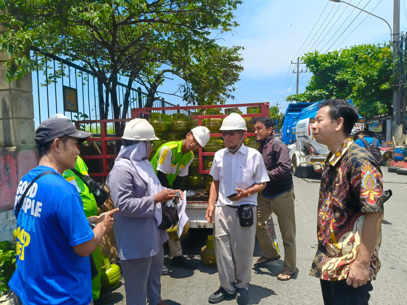 Pengecekan gas elpji 3 kg pada daerah yang terdampak banjir.