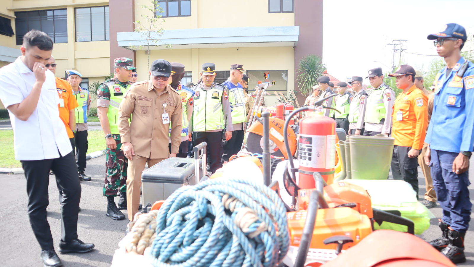 Wali Kota Magelang Damar Prasetyono bersama Kapolres Magelang Kota dan Dandim, serta Ketua DPRD cek perlengkapan personel gabungan pada Apel Kesiapsiagaan Penanggulangan Bencana 2025.