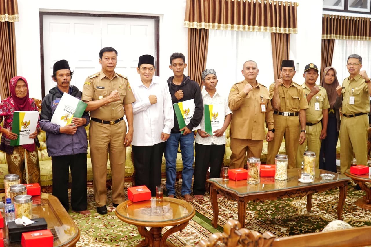 Wakil Bupati Magelang Sahid didampingi Ketua BAZNAS Kabupaten Magelang M. Kholid As