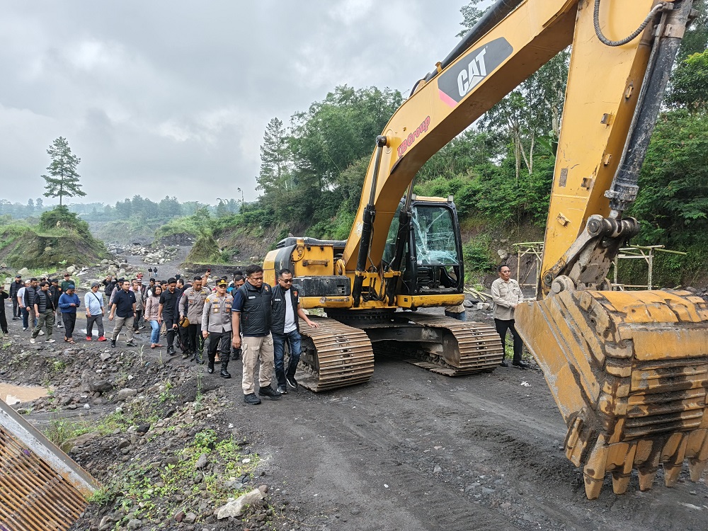 Petugas Bareskrim Polri saat menutup lokasi penambangan pasir ilegal di Sungai Batang Ngablak, Kecamatan Srumbung, Kabupaten Magelang, Sabtu (1/11/2025).