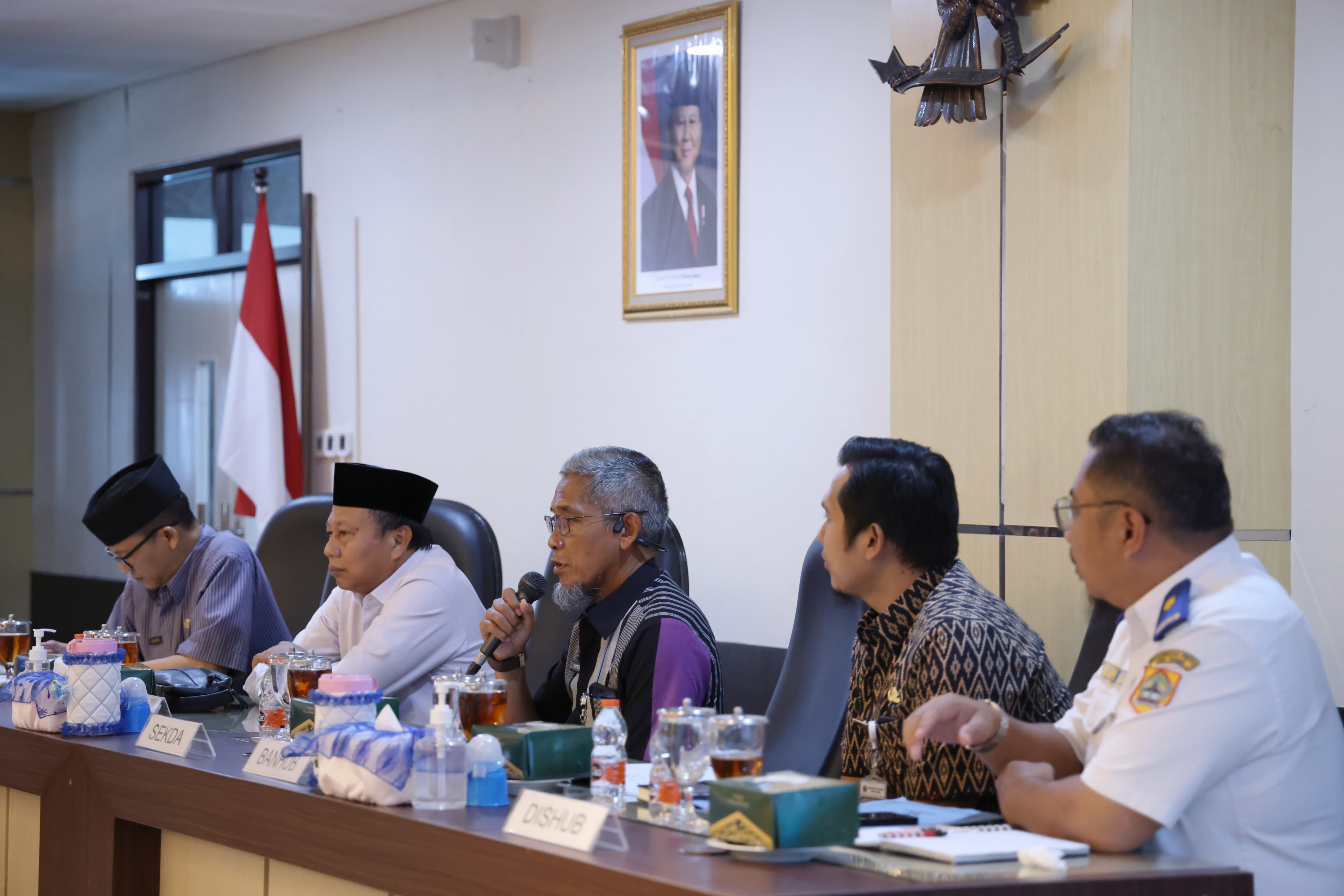 Sekda Provinsi Jawa Tengah Sumarno memimpin rakor pelaksanaan mudik dan balik rantau gratis 2026 di kompleks kantor Gubernur Jateng, Selasa (4/11/2025).